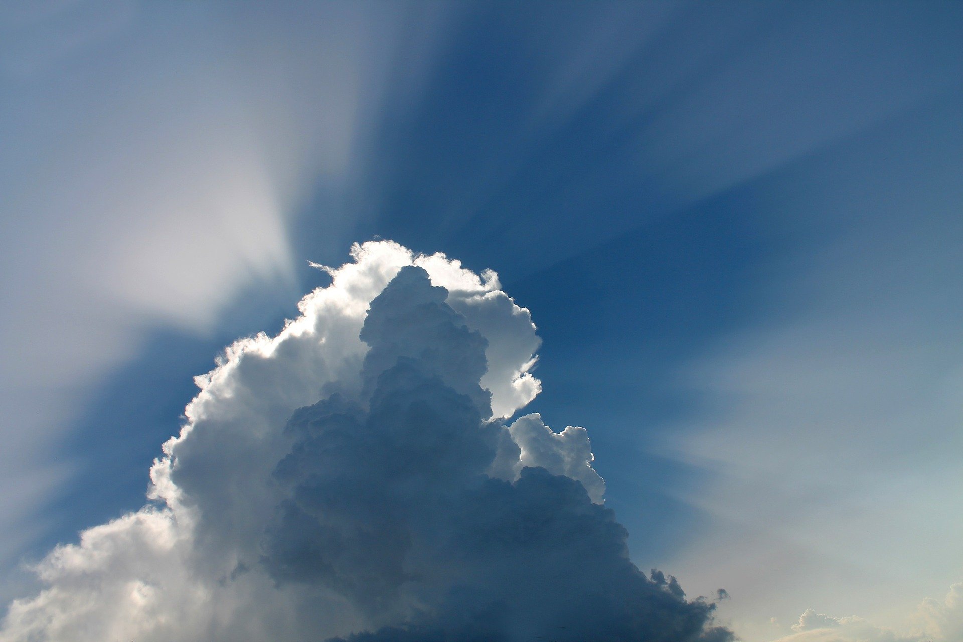 Nuages et rayons de soleil, symbole d'élévation intérieure