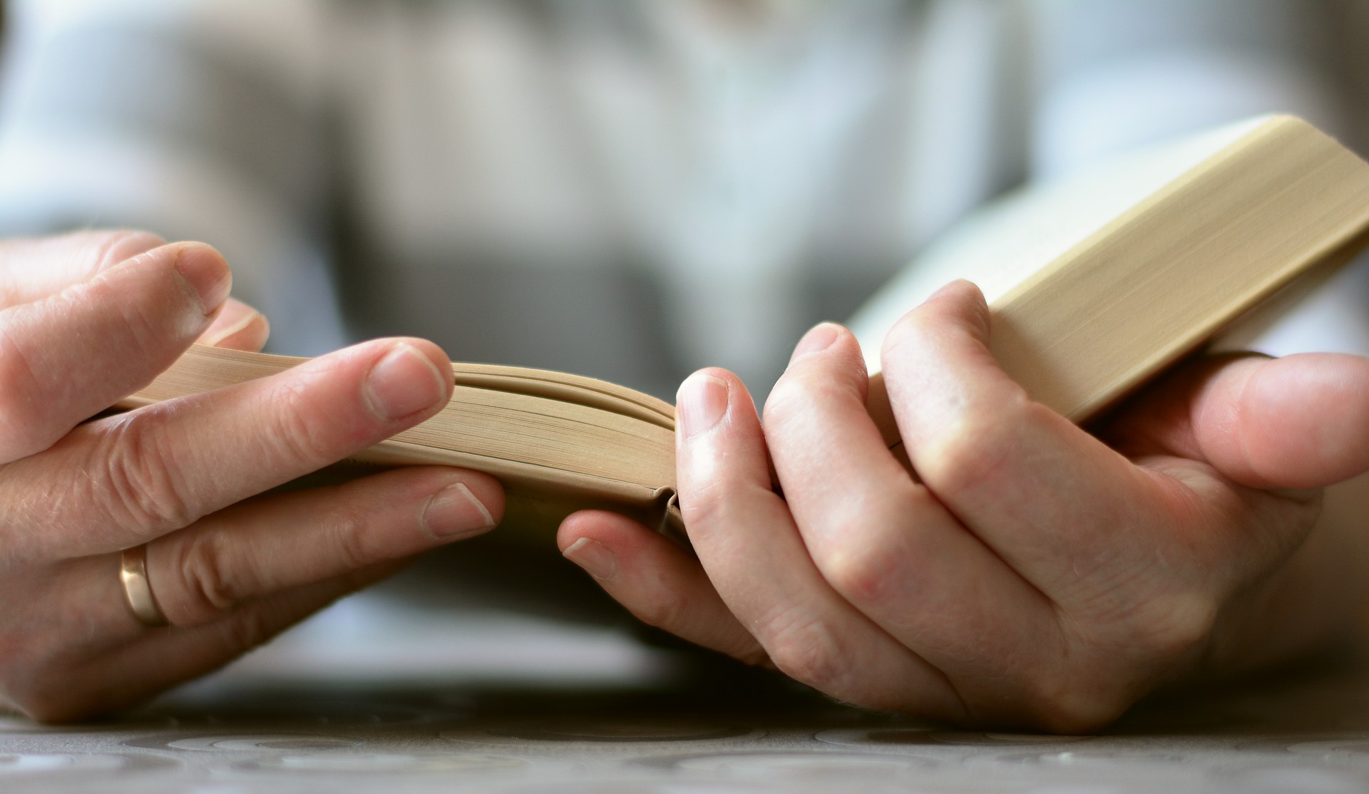 Mains feuilletant un livre